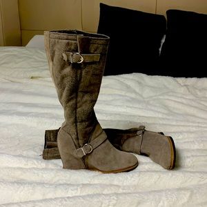 Skechers boots faux fur lining adjustable in the top and bottom very comfy